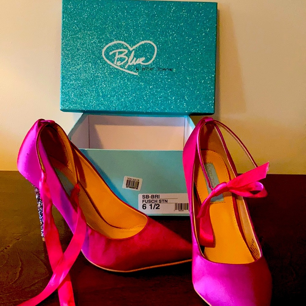 NEVER WORN Betsy Johnson fuchsia sequin heels.